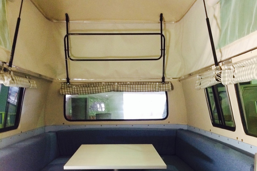 Manual Lifting Roof Interior